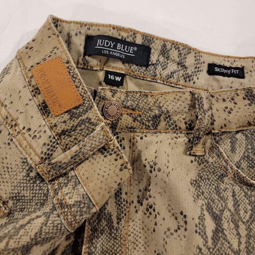 Judy Blue Jeans Womens 16W  Snakeskin Print Mid Rise Skinny Denim Measures 36x28